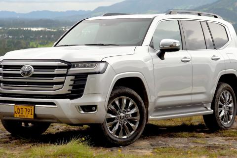 Toyota готовит подключаемый гибрид Land Cruiser 300 с запасом хода на электротяге
