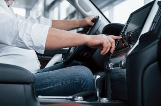 Установка нештатной магнитолы не лишает автомобиля гарантии — разъяснение эксперта