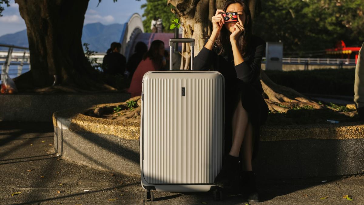 Девушка с чемоданом