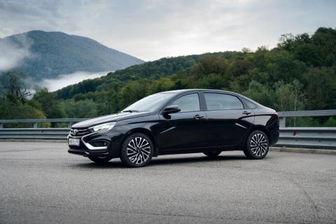 Lada снизила цену Aura на 400 тысяч рублей при покупке за наличные