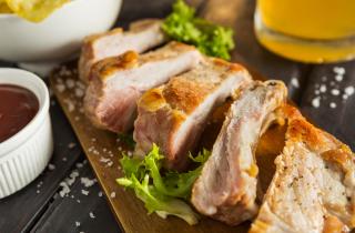 Рецепт приготовления свиного стейка в духовке включает маринование мяса и отдых для сохранения нежности