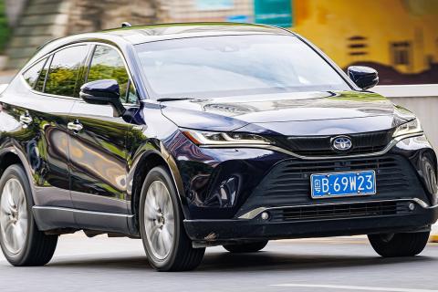 Toyota Harrier поступил в продажу в России по цене от 3,37 млн рублей