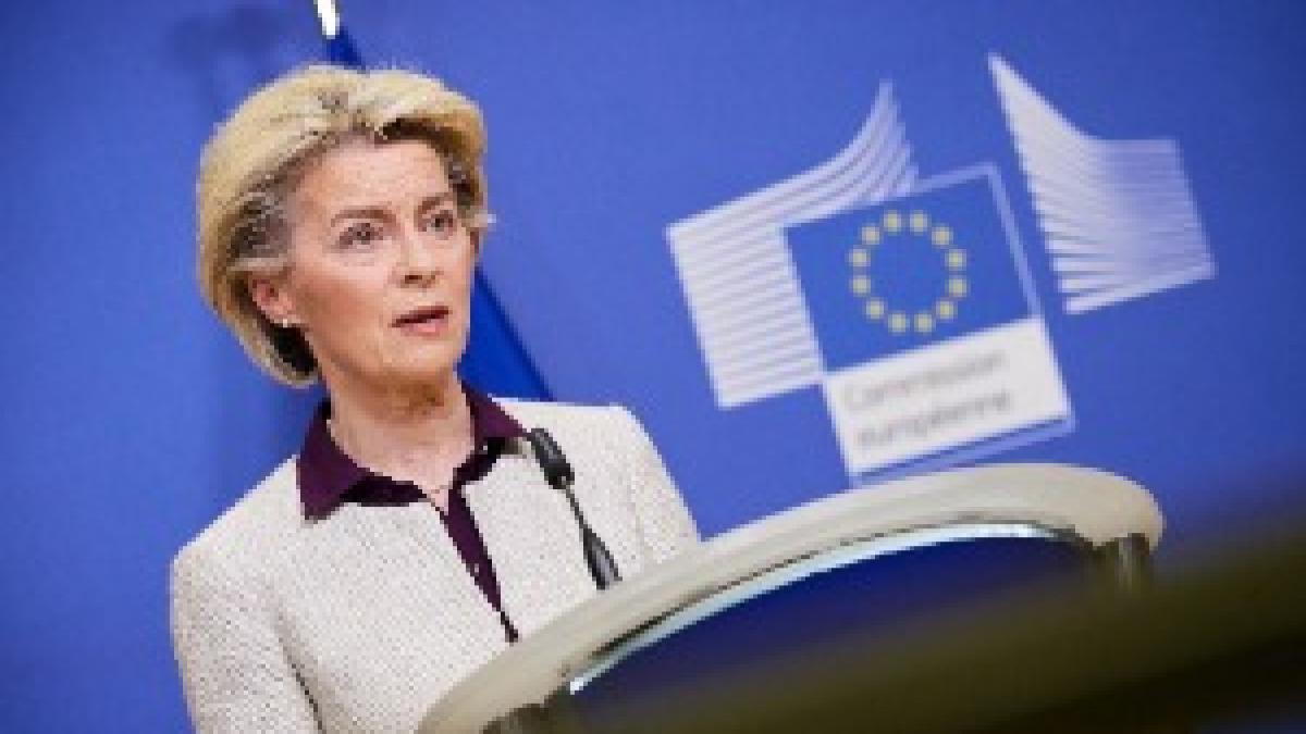 Ursula von der Leyen holds a press conference on COVID variant B.1.1.529 (4)