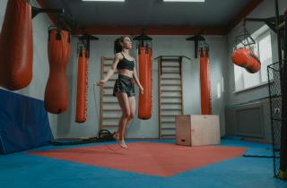 Прыжки через скакалку укрепляют мышцы спины и ног — отметила тренер Курдила