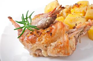 Тушеный кролик с луком при длительном приготовлении на медленном огне становится мягким и сочным