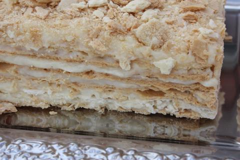 Кулинарные специалисты описали процесс приготовления торта Наполеон с курицей и салатом
