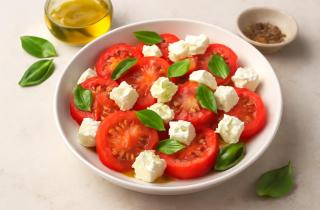 Салат из помидоров и лука получается вкусным и полезным для пищеварения