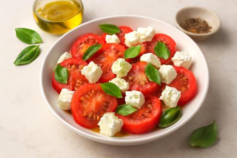 Салат из помидоров и лука получается вкусным и полезным для пищеварения Салат из помидоров и лука получается вкусным и полезным для пищеварения