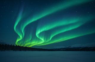 Над Россией разгорается мощный фронт полярных сияний