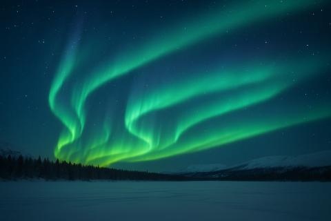 Над Россией разгорается мощный фронт полярных сияний