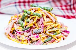 Салат с копченой колбасой, огурцом и домашними сухариками получается сытным — повар