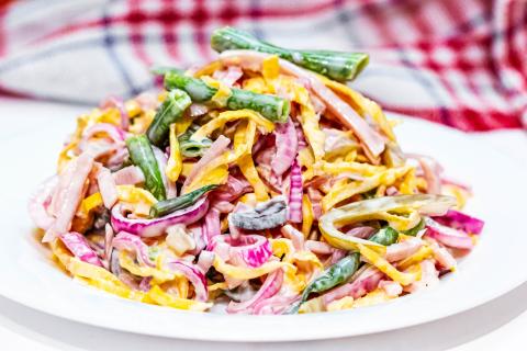 Салат с копченой колбасой, огурцом и домашними сухариками получается сытным — повар