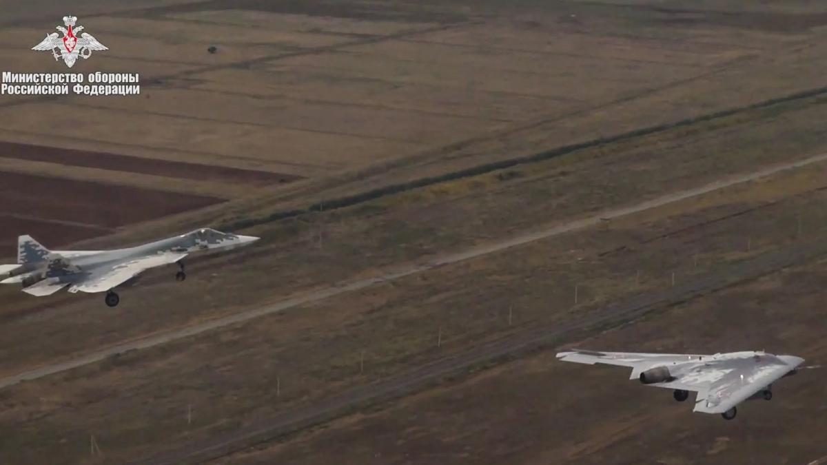 Су-57 с БПЛА С-70 "Охотник"