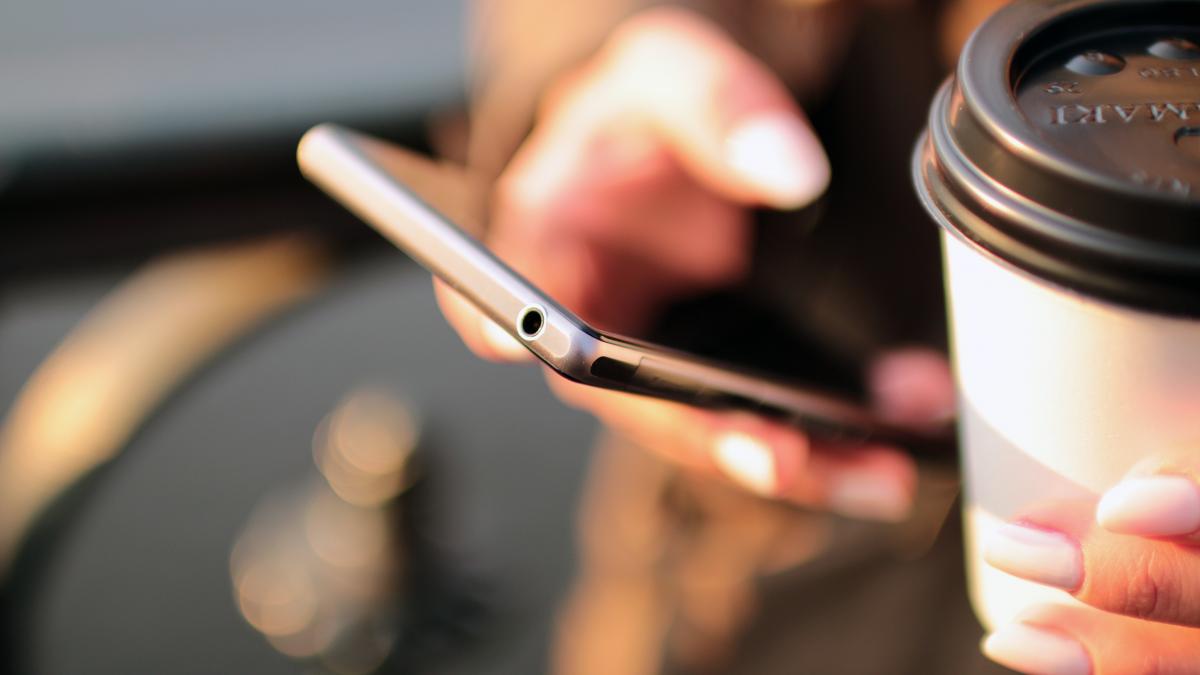 Hands-coffee-smartphone-technology (23698591814) Hands-coffee-smartphone-technology (23698591814)