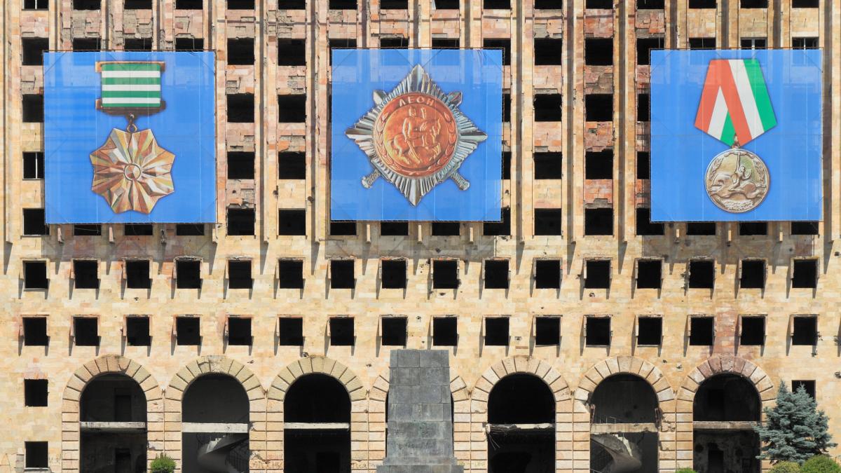 2014 Suchum, Były budynek Rady Ministrów Radzieckiej Abchazji (06)