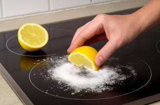 Смесь соды и уксуса помогает удалить пригоревший жир с варочной панели