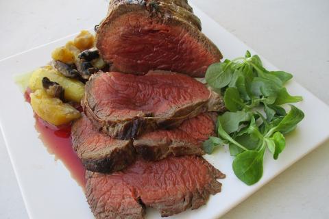 Салат с ростбифом сочетает плотность мяса и свежесть овощей — кулинары