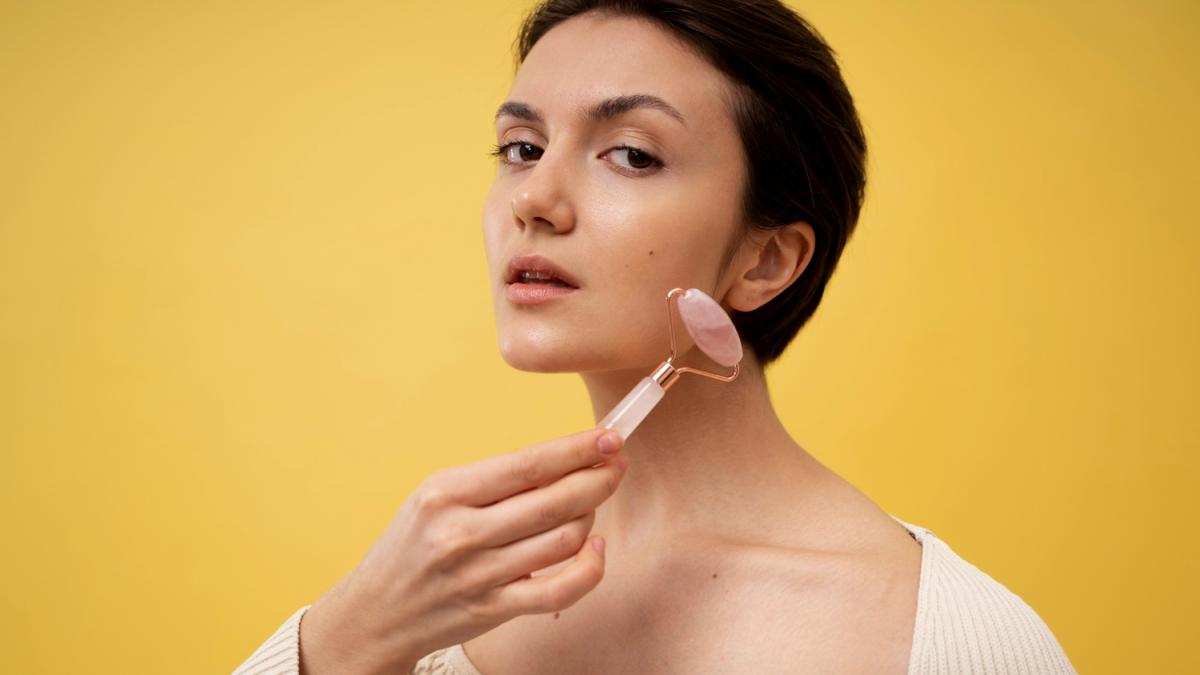 Роллер из кварца на лице