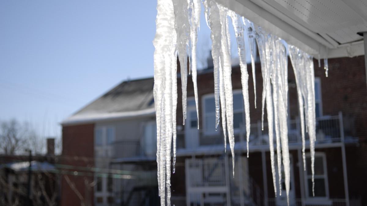 Сосульки на крыше дома