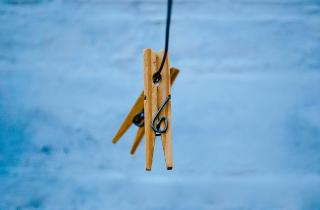 Прищепка превращается в капкан: привычка сушить белье на балконе незаметно уничтожает гардероб