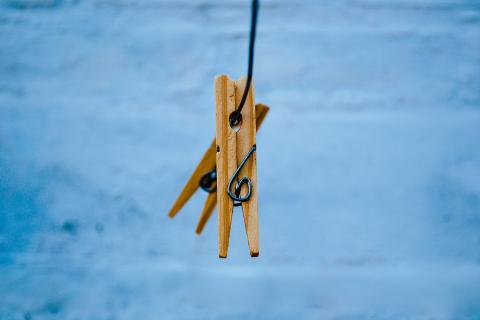 Прищепка превращается в капкан: привычка сушить белье на балконе незаметно уничтожает гардероб