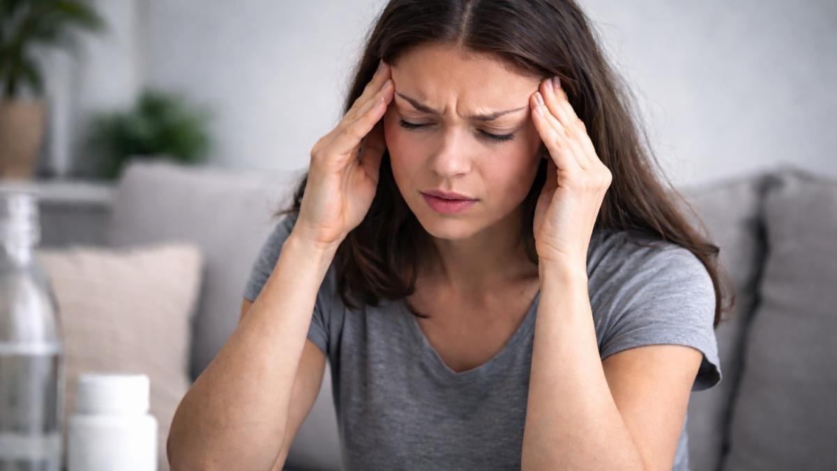 Девушка с головной болью