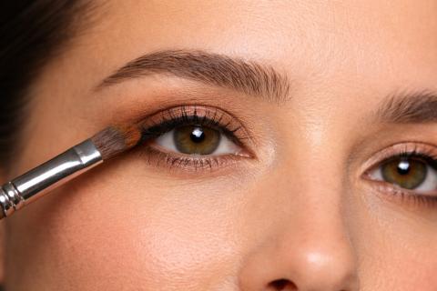 Глаза выглядят дороже без лишних слоёв: лёгкая вуаль румян меняет пропорции лица