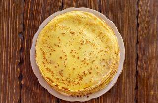 Блины с лососем станут идеальным блюдом на Новый год, готовить можно заранее — шеф-повар