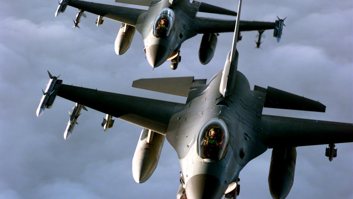 Два истребителя F-16 Fighting Falcons ВВС США