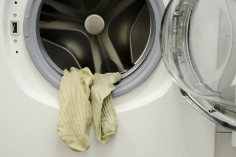 Свежий аромат вместо тухлой сырости: копеечный порошок из кухни вычищает барабан до блеска