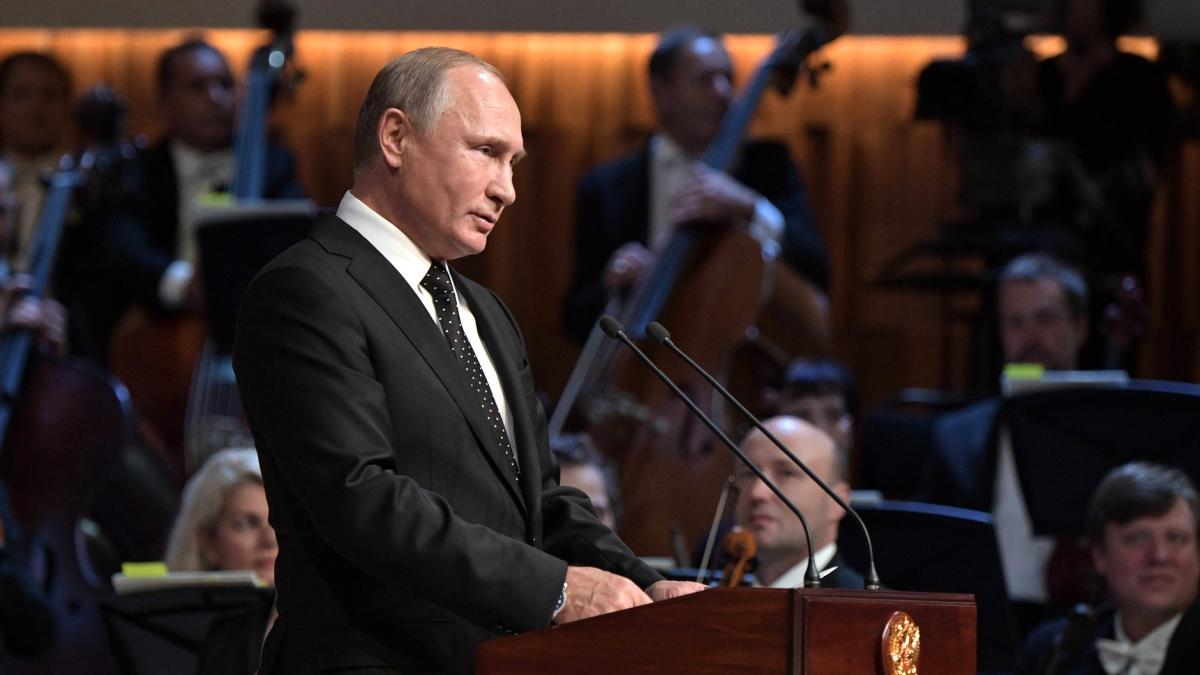 Путин на сцене1