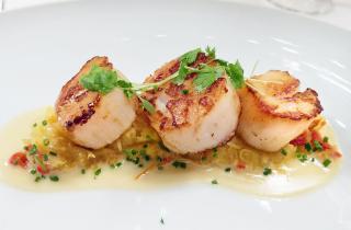 Эскалоп из индейки на сковороде с двумя видами масла получается нежным