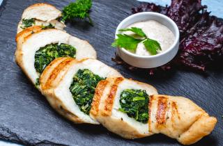 Куриный рулет с курагой и луком-пореем сохраняет сочность при запекании в духовке