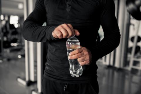 Дробное питье воды во время спорта снизило риск дискомфорта – Vidal