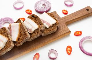 Врач-диетолог напомнила, что сало содержит витамин D и полезные жирные кислоты