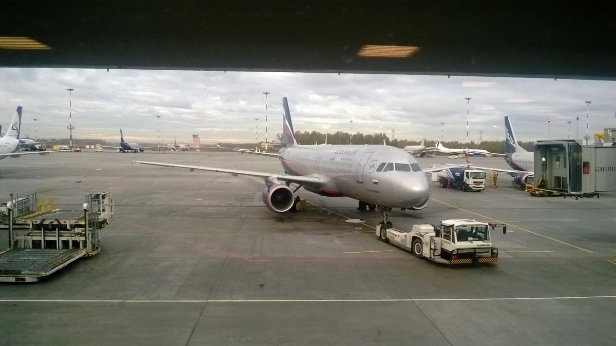 Авиалайнер Sukhoi SSJ-100 в аэропорту Пулково