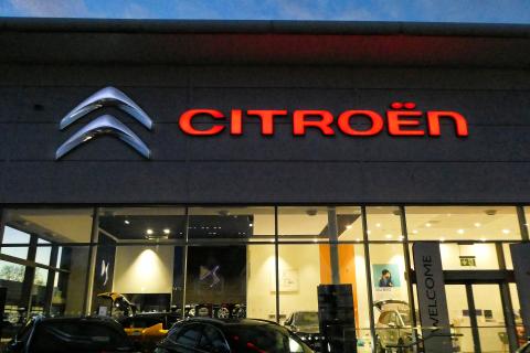 Citroën планирует увеличить долю электромобилей до одной трети продаж к 2026 году — Томас Голдбум