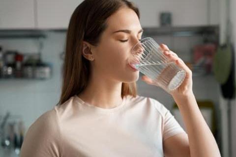 Влияние питья воды на ночной отдых: почему не стоит пить воду перед сном