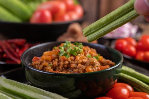 Свинина с луком и помидорами на сковороде сохраняет сочность мяса