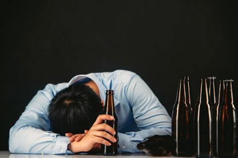 Врачи развеяли миф об алкоголизме: почему женщины не виноваты в мужской зависимости