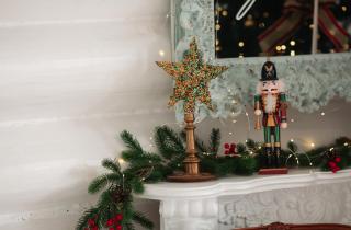 Подвесные новогодние украшения на потолке визуально подняли комнату — House Digest