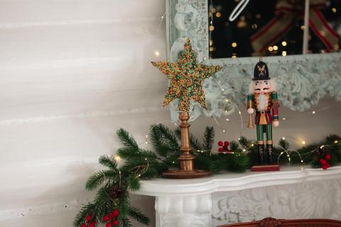 Подвесные новогодние украшения на потолке визуально подняли комнату — House Digest