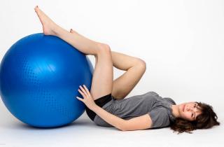 Разведение ноги с разгибанием рук повышает тонус бёдер и трицепсов — пояснил Тони Молина