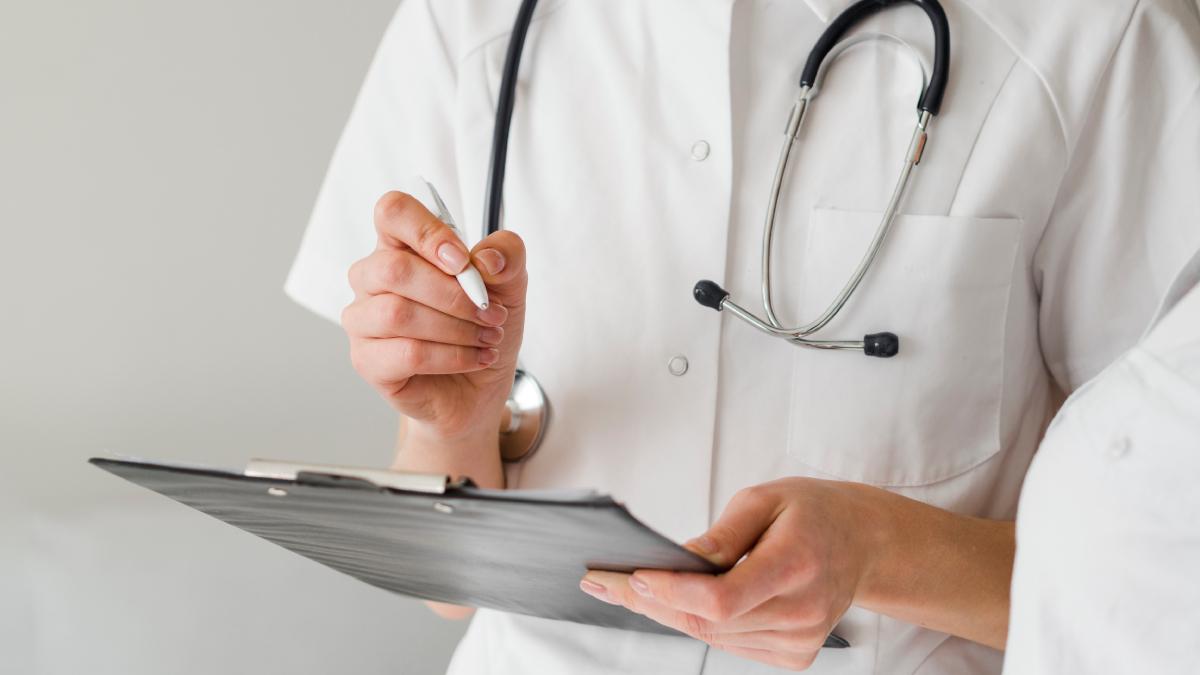 Женщина-врач со стетоскопом и планшетом