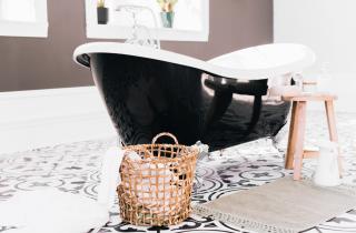 Коврик для ванны после душа остаётся мокрым часами: простая привычка убирает “болотный” запах