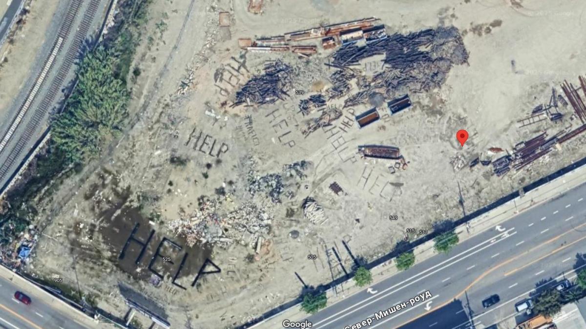 Надписи HELP на территории Лос-Анджелеса в Google Maps Надписи HELP на территории Лос-Анджелеса в Google Maps