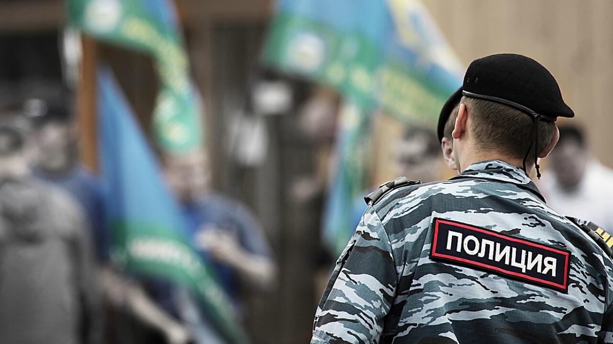 Полицейский на публичном мероприятии Полицейский на публичном мероприятии