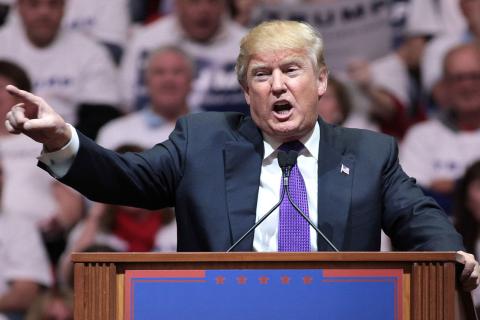 Неловкий спуск Трампа с трапа вызвал обсуждения состояния его здоровья — Daily Beast