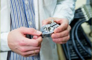 Вода внутри катода повысила ёмкость натрий-ионной батареи — Университет Суррея