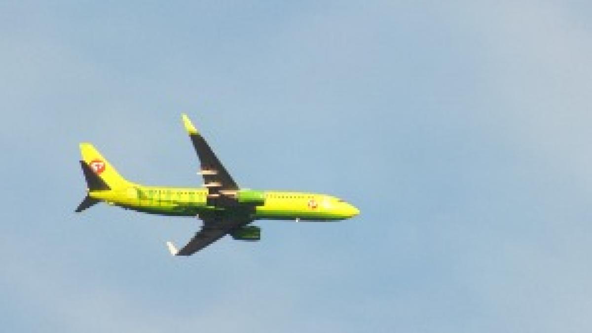 S7 Airlines, вид на самолёт с развязки Каширское шоссе - МКАД (21.05.2022)